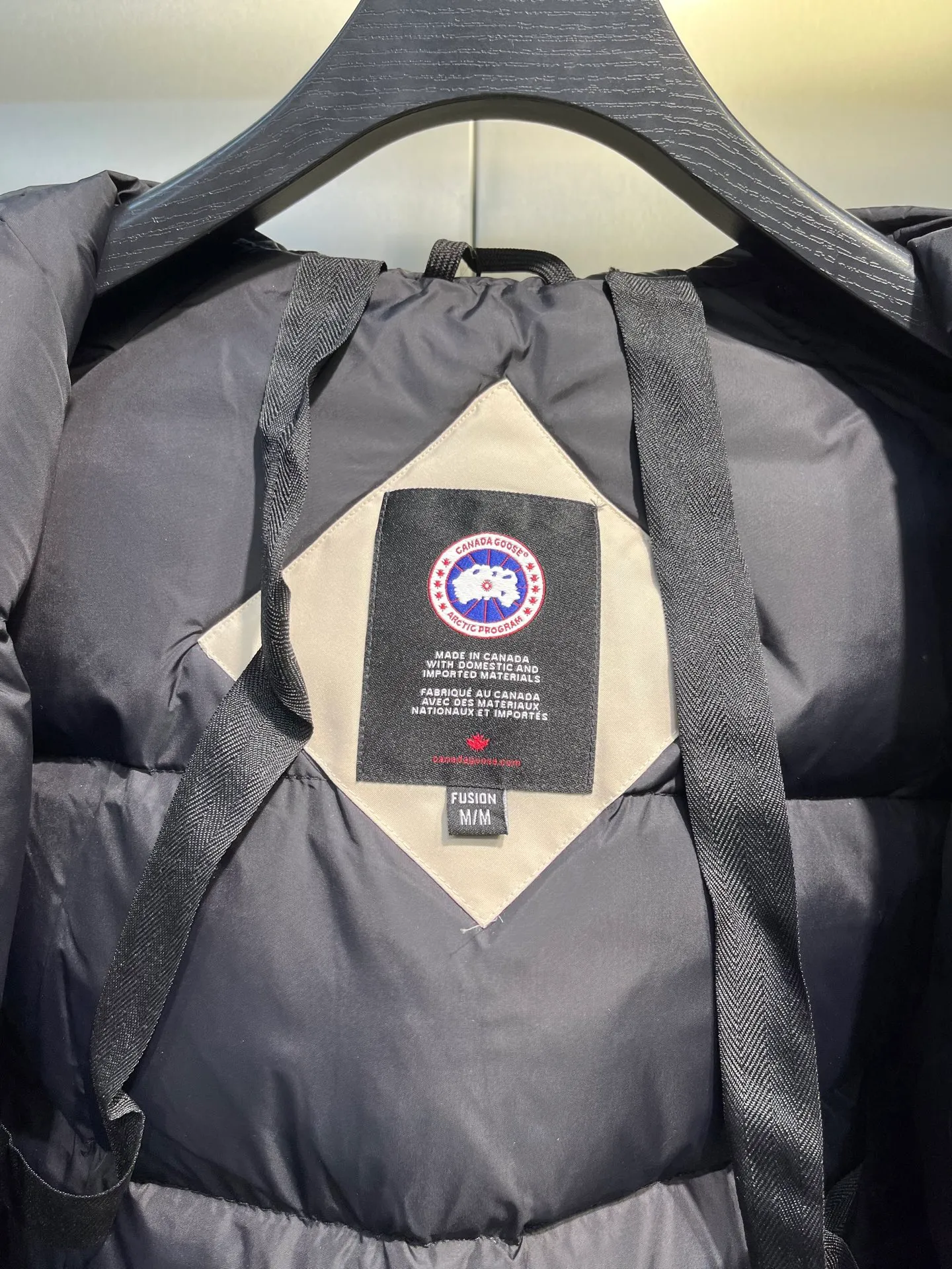 P780 CANADA GOOES 02 model Chilliwa bomber jacket 02 model, chosen by Arctic and Antarctic scientific expedition teams as their cold-proof equipment, the Rolls-Royce of down jackets. ➖ Industry-leading anti-counterfeiting chip sensing. ➖ Imported Behringer embroidery machines and customized embroidery labels, the highest level and industry leading. ➖ Imported Korean 21-count polyester-cotton blended original fabric, TC85 waterproof coated fabric, water-repellent, windproof and wear-resistant. ➖ The new national standard 80 white duck down is filled with an average of 520 grams of down. The amount of down filled is industry-leading. ➖ 100% nylon lon lining with double double-layer sealing design to prevent velvet running, seamless thread design on cuffs! ➖ Western Canadian Green Wolf Collar. ➖ Yoshida YKK provides original factory-customized electroplated sliders. YKK two-way lockable zippers are tight and smooth and do not peel off paint. ➖ 3M composite Velcro is durable and the accessories and hardware are all custom-made. Note: Our copywriting is only simple and clear. Instead of bragging about the copywriting, it is better to compare and understand with samples. Only for the purest, most focused, most professional, highest quality, and highest sex!  size：xs-xl